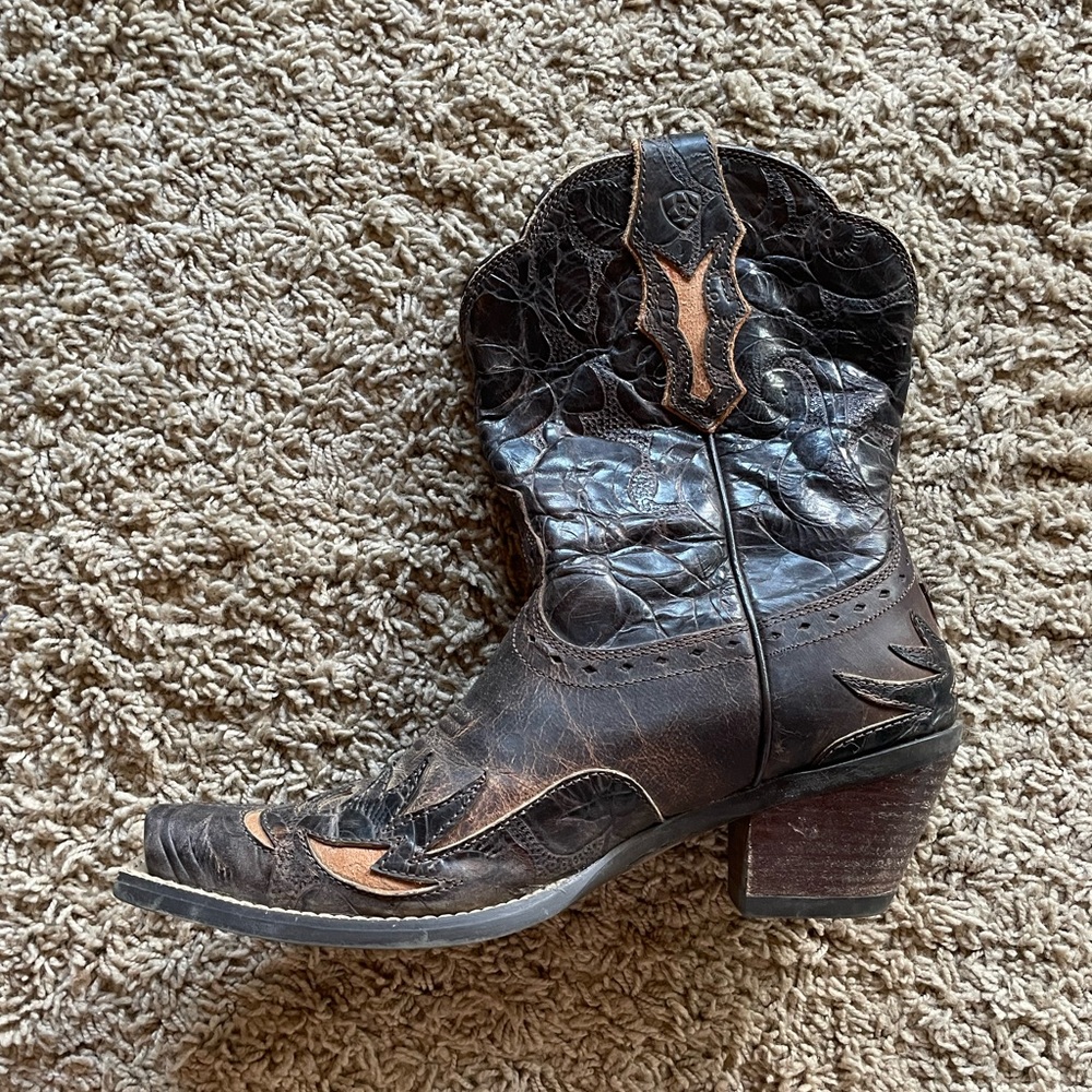 Ariat short boots size 6. Rarely worn.